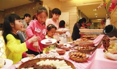 母亲|母亲带儿子参加同学聚会，结束后发现被踢出微信群，网友：活该！