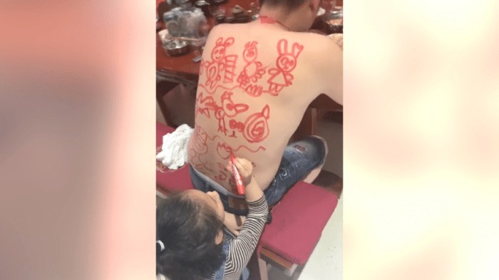 老爸|宝宝在老爸背上画画, 爸爸一动也不敢动, 网友: 这画功可以