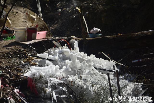 中年|山村百余口如今就剩5个人，隔沟相望的两户邻居，过成一家亲