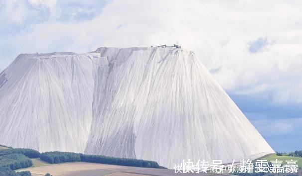 游客|全球最高的盐山，盐量多达三亿吨，游客参观必须带走一包盐