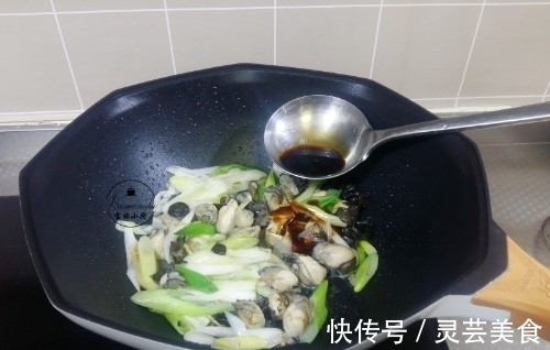 秋天的大葱，炒着吃才香，此食材一放，鲜美，秋季要吃