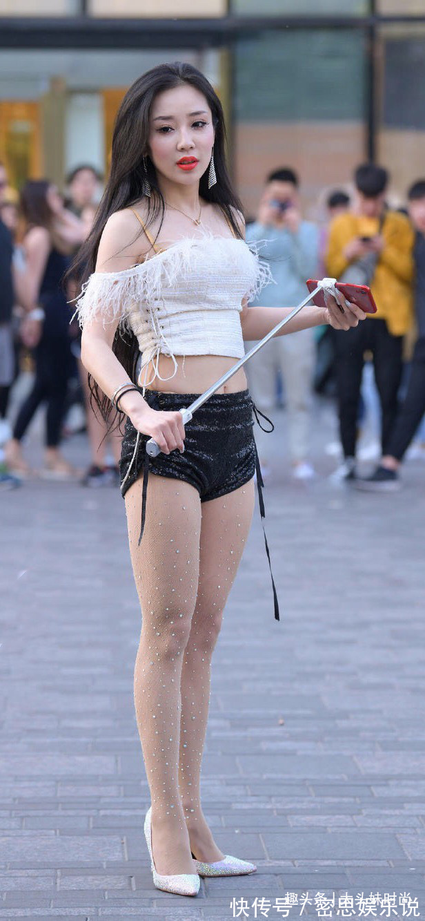 热裤 白色一字肩上衣搭配黑色热裤,时尚妩媚,完美秀出好身材