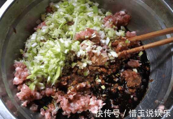 好多人|好多人不知道这菜还能包饺子, 如今恰是上市, 又香又多汁