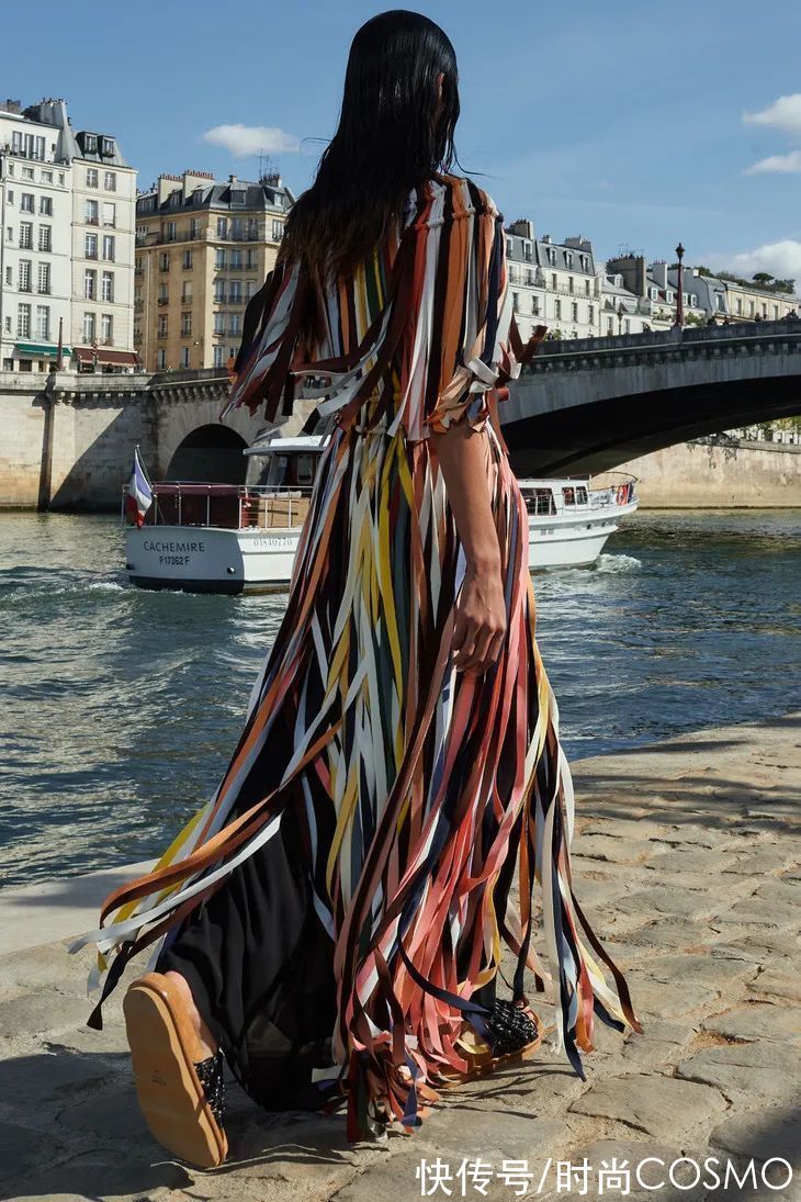 塞纳河畔走秀的Chloé，把长裙走进了我心里|T型台 | 手袋