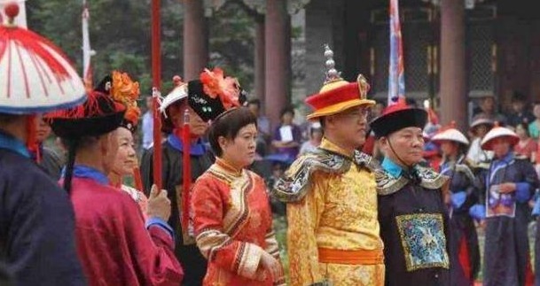 乾隆帝七世孙戴一扳指价值过亿,专家劝其上交,他只回了6个字!