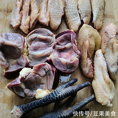 素食材|早上不知道吃什么，一碗秘制卤煮~黑鸭味全搞定