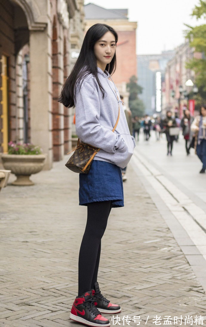 帅气|武汉街拍,米色毛衣 灰色阔腿裤,帅气又时髦!