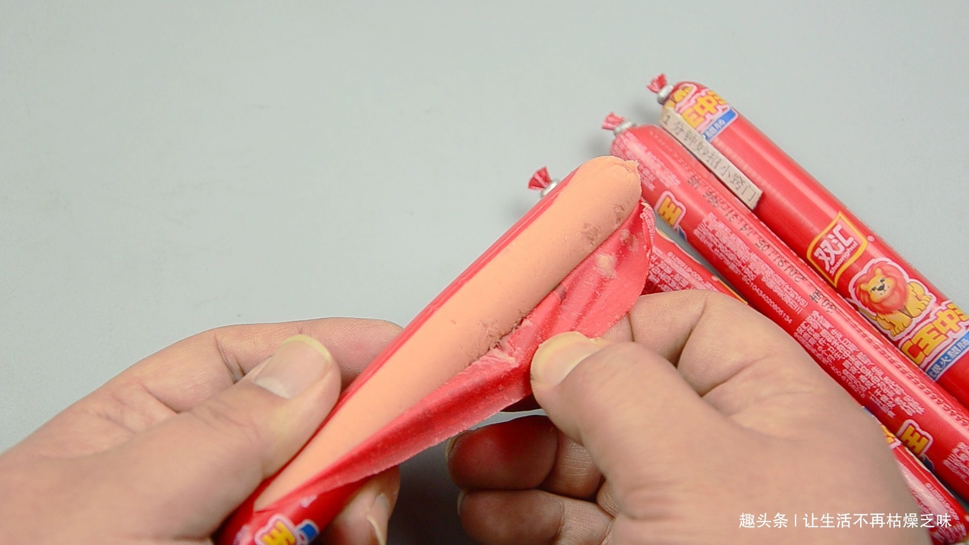 今天才发现,火腿肠铝环下藏个小机关,轻轻一拉完整打开