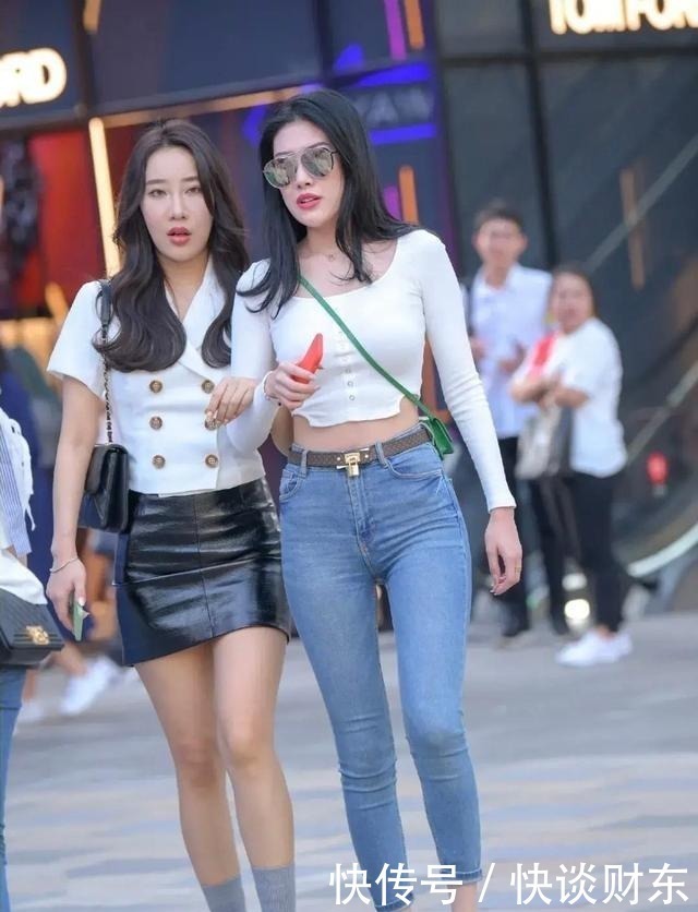 自信|牛仔裤不仅简约修身，不仅时尚，而且带来了自信和魅力