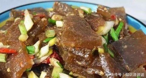 大妈街边摆摊卖自制“懒人菜”,1个人3口锅,一天能卖上百斤!