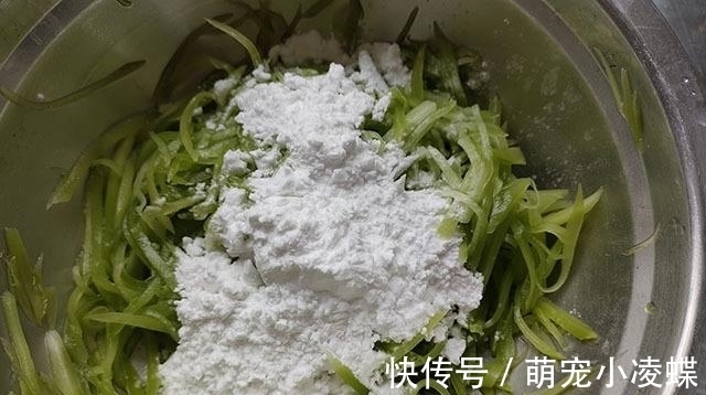 小饼|这食材最近吃得多，2元一斤，切丝团成小饼蒸一锅，蘸料吃真不错