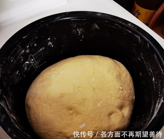 千层杂粮发面饼,外边金黄酥香,里面柔软分层