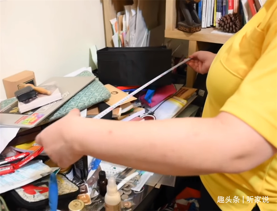 姑娘|“囤积癖”姑娘10㎡卧室，衣服堆积如山，3名整理师8小时打扫干净
