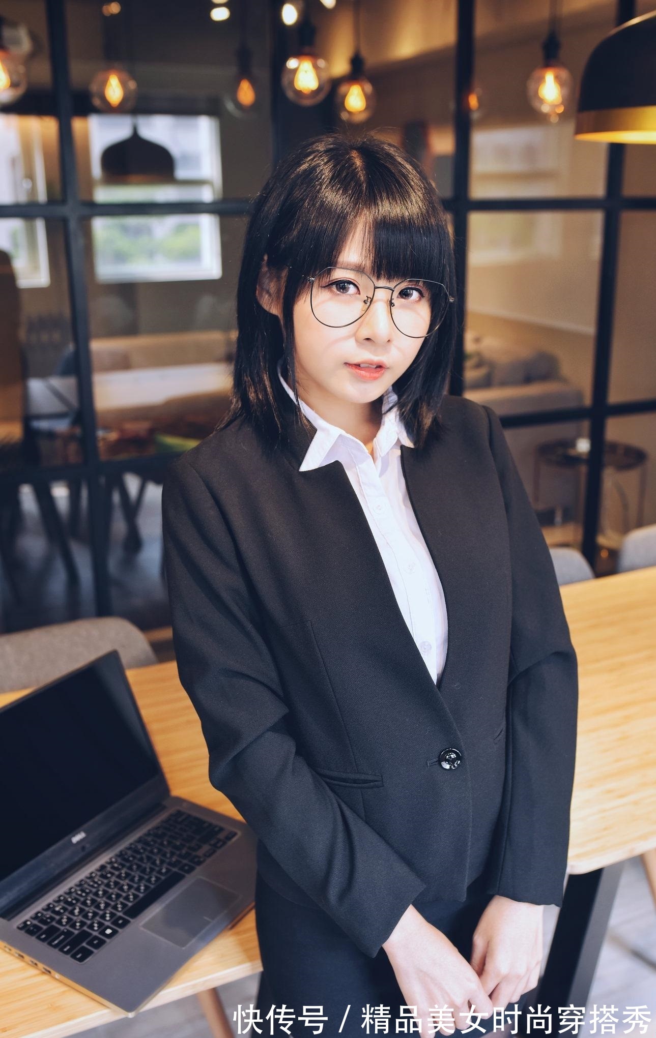 套裙 简约的白色衬衫,经典又干练,很是适合职场穿搭