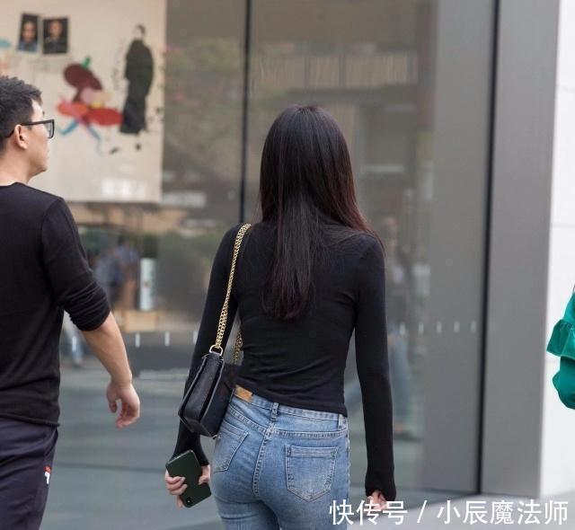 美女穿搭穿紧身牛仔裤，大长腿无人能及，轻松营造女神气息