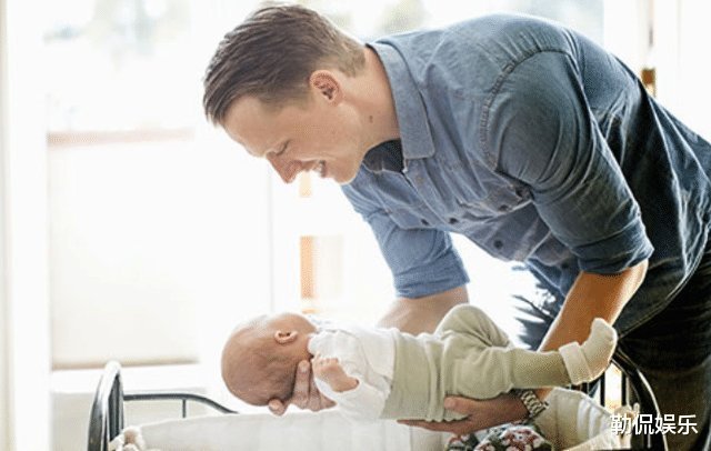 出产房|产妇偷偷给医生塞了一张小纸条,医生看完后,泪目了