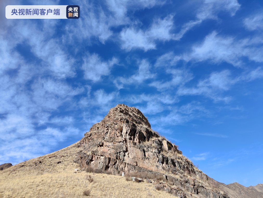 研究人员#青海玉树通天河中上游地区首次发现古岩画遗存