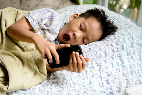 孩子抱手机不撒手、父母唾沫横飞谈理想：你要做的，可不是讲道理