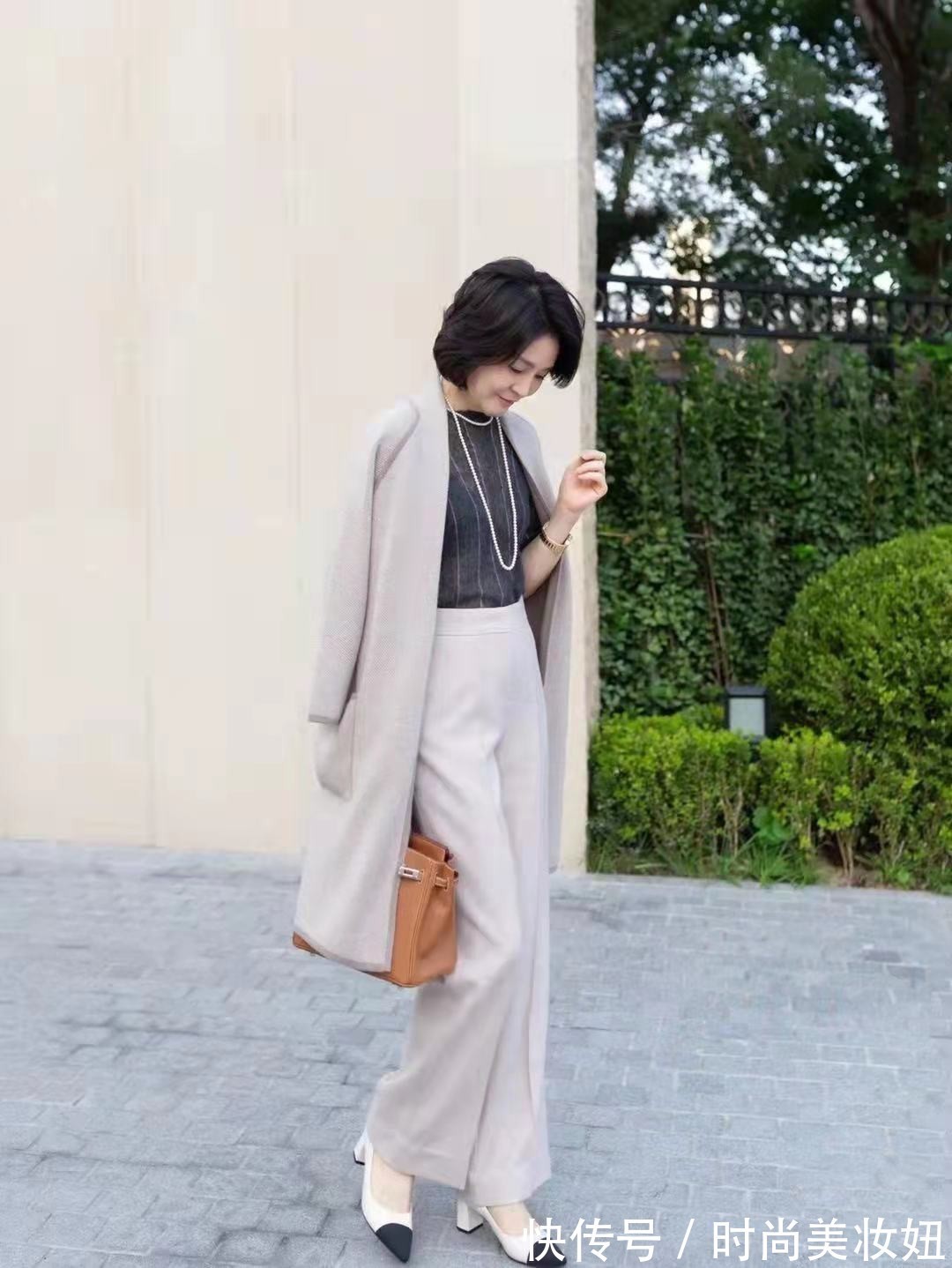 连衣裙|50岁女人穿搭要“贵气”,不信你看她,靠穿搭赢得体面又优雅