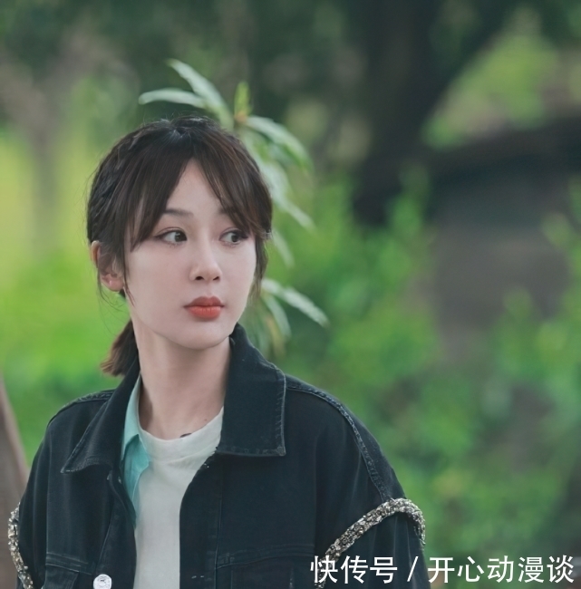 张艺兴 向往:张艺兴掏鸡蛋,差点被鸡啄,看他下意识嘟囔了啥?暴露修养