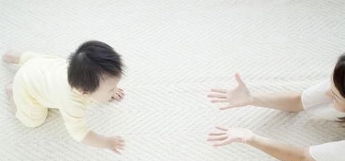 亲子群|还相信“三翻六坐九爬”?医生:别耽误孩子正常发育