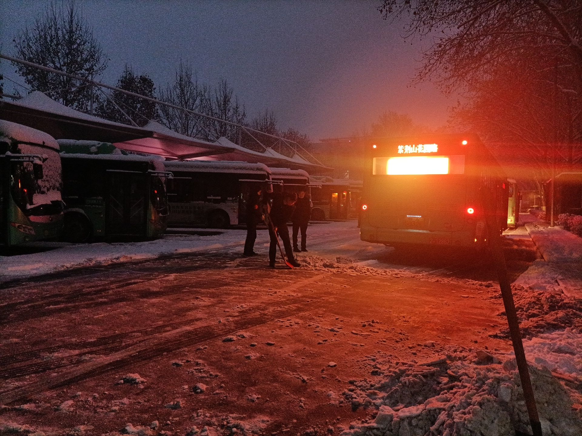 郑州公交省体育中心公交场站|雪后的郑州，市民如何出行？