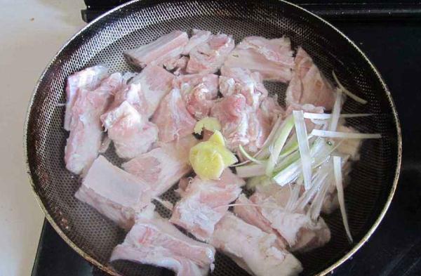 为什么排骨焯水后又腥又柴看完大厨的做法才明白，原来水用错了