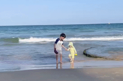 孔融让梨|发糕抢哥哥玩具，抢不过就崩溃大哭！糕妈：这招对我没用