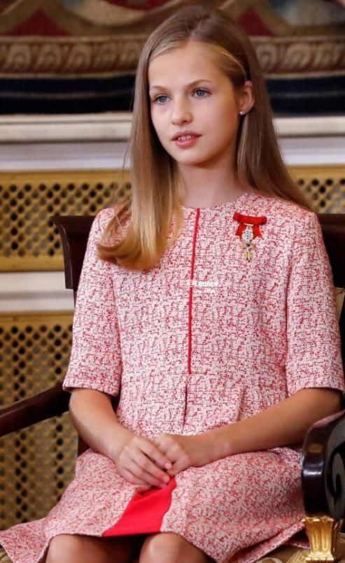 西班牙|真正的贵族穿搭都简约，看西班牙公主莱昂诺尔，穿红色套裙真高级