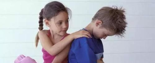 尴尬|3岁萌娃偶遇黑人宝宝,手足无措疯狂逃窜,边哭边躲:这是啥?