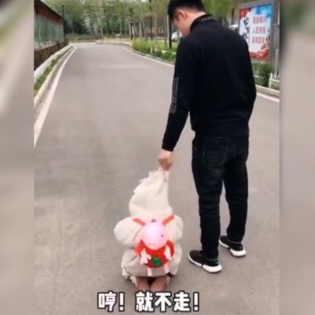 妈妈|萌娃被亲爸“拎”在手里不愿走路火了,网友“正义”的路人来了