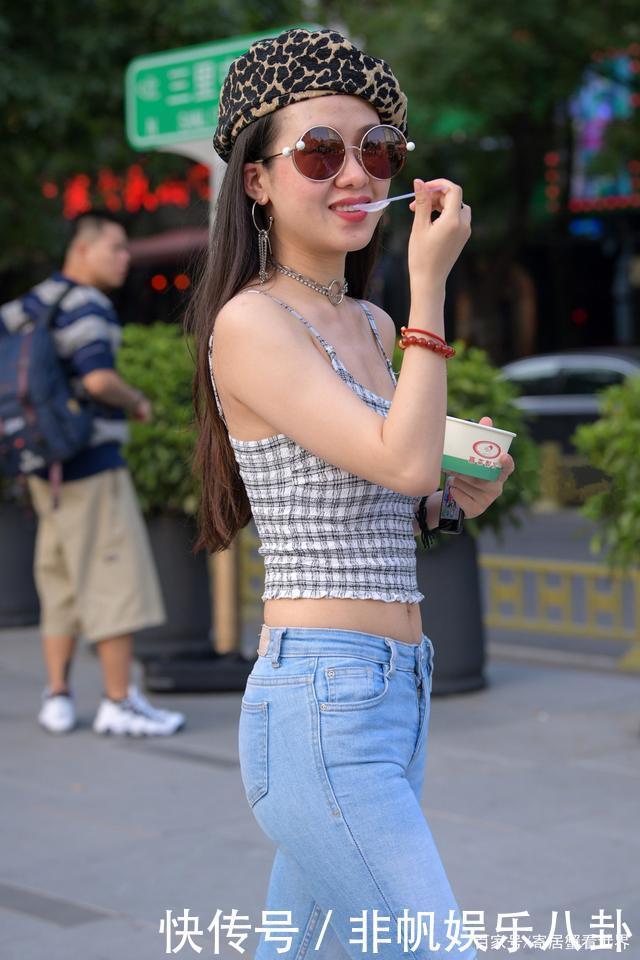 娇小女生如何驾驭英伦风,试试贝雷帽与格纹吊带,尊贵不失俏皮感