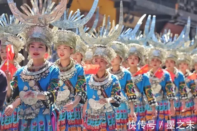 西江千户苗寨景区祝伟大的祖国生日快乐！繁荣昌盛|欢度国庆 | 五星红旗