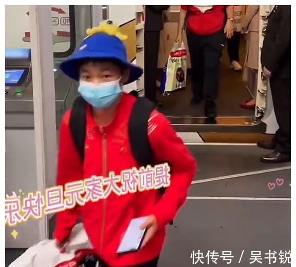 中国游泳队|全红婵安全回国!全程低头玩手机,向家人报平安,戴章鱼帽太可爱