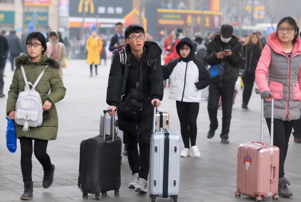 差距|高考成绩差不多的两个人，一个上大学一个没上，5年后差距明显