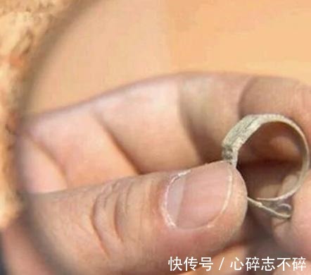 瑞士!明墓6百年前的戒指“瑞士手表”不是盗墓者的,是时空穿越吗!