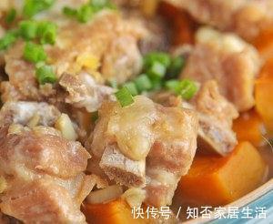 不能出门在家吃什么简单美味又营养？送您嫩滑又多汁的南瓜蒸排骨