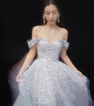 羽毛裙|杨颖美得真高调,穿一袭抹胸礼裙尽显浪漫气质,羡慕不来的高颜值