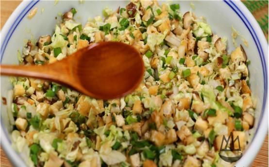 秋天要多吃这素饺子,不放鸡蛋不放肉,出锅2分钟全抢光,真解馋