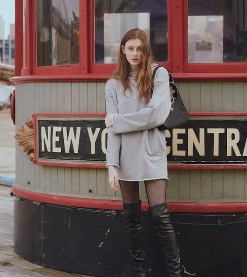 最近火了一种穿法:卫衣+小脚裤,洋气显瘦,承包整个春季的时尚