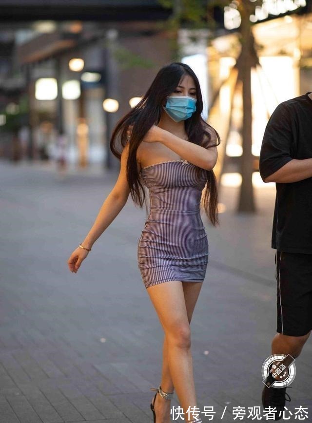 一字肩 披肩秀发的一字肩包臀裙美女,兼具优雅与舒适,更加漂亮!