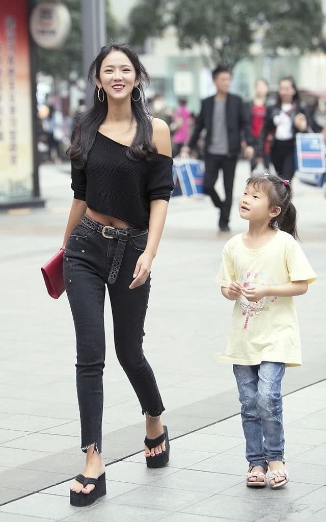 精美大气又非常清爽的感觉，牛仔裤展现简洁的休闲风格，看起来更有格调