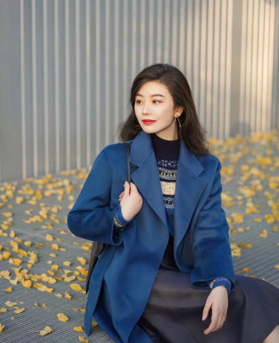 搭配 秋冬买啥颜色的大衣不过时？试试这件“高级蓝色”，显白又洋气