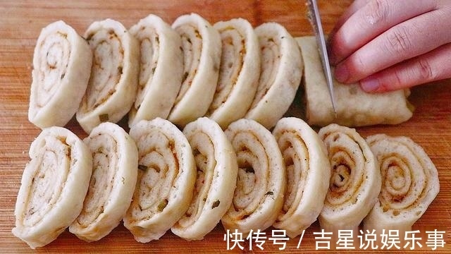 做法|2个土豆1碗面，这做法实在太香了，松软多层像面包，吃一次忘不了