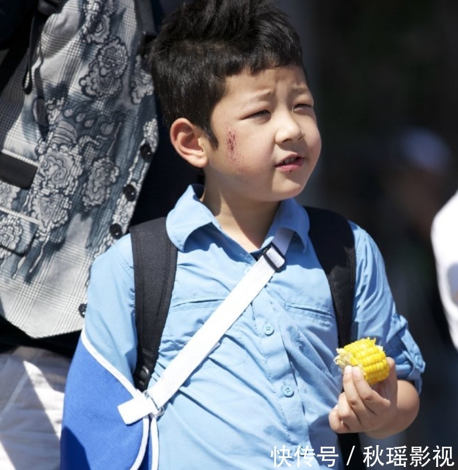 爸爸去哪儿 好久不见:还记得《爸爸去哪儿》的石头吗?如今比老爸郭涛还高…