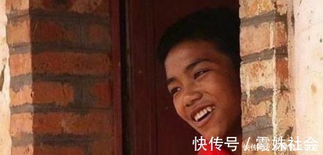 当年变形计中不想回山区的孩子，和富爸爸要钱被拉黑，现今如何？