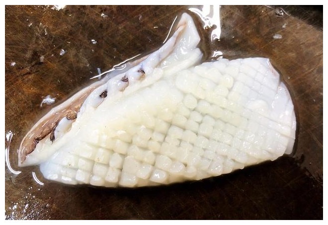 炒鱿鱼时,直接下锅炒错了,多加一步,鱿鱼鲜嫩爽口,亮白不腥气