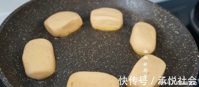 年糕不用买,自己做也很简单,咬一口,还会爆浆