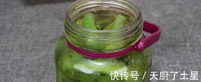 把啤酒倒进辣椒里,这做法太独特了,三天就能吃,爽口开胃!