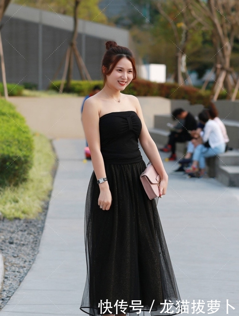 优雅|街拍:美女穿黑色纱裙,气质优雅迷人,回头率特别高